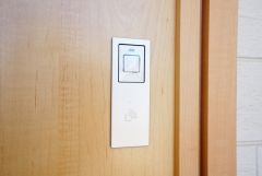 お子様を抱っこしながら簡単に開けられるのが便利なスマートキー。