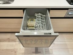 炊事時間を大幅に短縮できる食器洗浄乾燥機付き＾＾食器を洗う手間が減るので家族とのコミュニケーションの時間や自分の時間が増えますね。