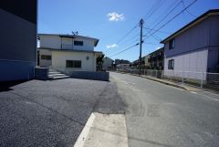 前面道路は広く、車同士がすれ違うスペースが十分にあります。落ち着いた住宅地内で快適な生活を実現してみませんか＾＾