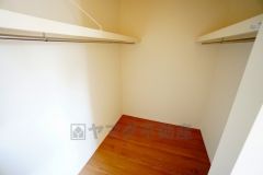 収納力豊富なウォークインクローゼット。洋服や小物などを1箇所にまとめて美しい収納を実現します。スーツケースのような大型の荷物も置けます＾＾