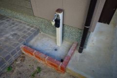 お庭に外水栓付き。庭掃除や植物への水やり、お子様用のプールなど大活躍すること間違いなし。ペットを飼われているご家族様にもオススメです＾＾