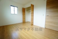 同仕様写真。住む人のこだわりを活かす洋室。日当たりがよく、寝室としての利用もおすすめ。広めのクローゼットには荷物をすっきり片付けられ、ゆとりのある暮らしが出来ます＾＾