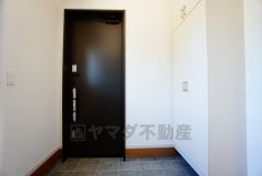 同仕様写真。たっぷり収納できるシューズボックスです。家族全員の靴がきれいに整頓できます。棚の上にお花や写真を飾っても良いですね。