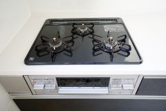 同時にたくさんの料理が調理できる3口コンロ。長時間熱を通しておきたい煮込み料理を作りながら、炒め物など同時進行で進められます。