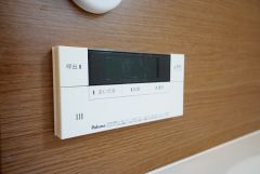 同仕様写真。湯量・湯温の設定、そして保温までワンタッチのフルオートバス。便利な追い炊き機能付きです。