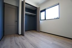 暖かい日差しが差し込む洋室。たっぷり収納できるクローゼット付きでお部屋の中をすっきりと快適に保てます。