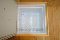 同仕様写真。キッチンにある床下収納は、居住スペースを減らさずに買い置きの調味料や非常食などを保管することができます。