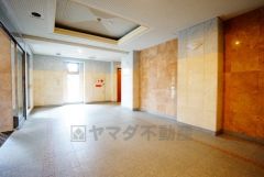 落ち着いた雰囲気の広々としたロビーです。