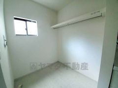 洗面台の隣にはハンガーパイプ付きの収納スペースを確保しています＾＾