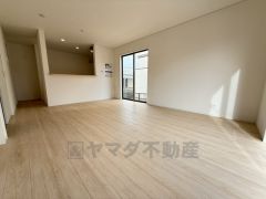 リビングは広々とした設計で、家族が集い、寛ぐ暮らしの空間を演出しています。思い思いの時間を過ごしたり、家族みんなで食事をしたり、素敵な団らんの場になりますね。