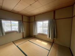 居心地も良い和室は、ワークスペースとしても有効。お仕事を頑張ってちょっと疲れたら、畳に寝転がることもできますね。