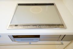 同仕様写真。お手入れのしやすいIHクッキングヒーターです。3口コンロなので、効率よくお料理が楽しめます。毎日のお料理も楽しくなりますね＾＾