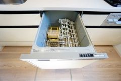 炊事時間を大幅に短縮できる食器洗浄乾燥機付き＾＾食器を洗う手間が減るので家族とのコミュニケーションの時間や自分の時間が増えますね。