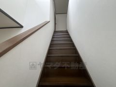 落ち着いた木目が映える、シンプルで美しいストレート階段。 無駄のないすっきりとしたデザインが空間に開放感を与え、住まい全体をスタイリッシュな印象に演出します。