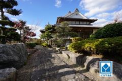 建物248.69㎡のゆとりある住空間。春は窓から桜を望め、夏には蛍が舞う自然豊かな環境です。涼しく過ごしやすいです＾＾