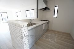 同仕様写真。リビングにいるお子様を見守りながらお料理ができる対面キッチン。カウンタートップの汚れもサッと拭き取ることができ、お掃除ラクラク＾＾