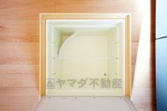 キッチンにある床下収納は、居住スペースを減らさずに買い置きの調味料や非常食などを保管することができます。