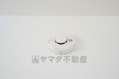 火災による煙や熱を感知して、警報音やブザー等で火災の発生を知らせてくれる火災警報器。