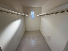 収納力豊富なウォークインクローゼット。洋服や小物などを1箇所にまとめて美しい収納を実現します。スーツケースのような大型の荷物も置けます＾＾