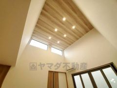 暮らしにゆとりと安らぎを与える開放感いっぱいの吹き抜け。やわらかな陽射しが差し込む寛ぎ空間となりそうですね＾＾