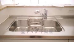 広々とした凸型シンクに洗剤ポケットを標準装備。大きなお鍋など洗いやすいです。