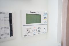 キッチン横からお湯張り、追い炊き、足し湯がボタン一つで楽々操作できる給湯機リモコンです。忙しい夕飯準備の時間帯に重宝しますね。