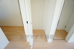 物が散らかりやすいリビングに収納スペースを確保。書類や雑貨をひとまとめにできまるため、お部屋をすっきりさせることが出来ます。