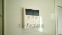 キッチン横からお湯張り、追い炊き、足し湯がボタン一つで楽々操作できる給湯機リモコンです。忙しい夕飯準備の時間帯に重宝しますね。