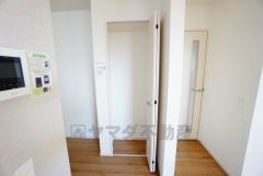 まとめ買いしてもこの収納量なら心配要らずのパントリー。調理家電や食品のストックをすっきりまとめられ、キッチン周りを広々使えます。