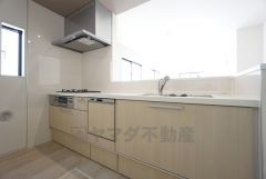 同仕様写真。リビングやダイニングからキッチン周りが丸見えにならない対面式キッチン。テレビ鑑賞や家族との対話がしやすく、ご家族の温かい時間を演出します。