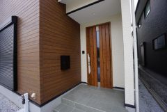 かざすだけで開閉できる、タッチキー採用の玄関。お買い物帰りで、両手がふさがってきても簡単に中に入れます＾＾