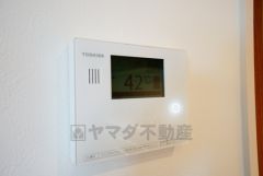 キッチン横からお湯張り、追い炊き、足し湯がボタン一つで楽々操作できる給湯機リモコンです。忙しい夕飯準備の時間帯に重宝しますね。