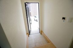 白を基調とした明るい玄関です。大容量のシューズボックスは家族全員の増えがちな靴や物をすっきり収納できます。