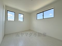 2面採光を確保した明るい室内は、風通しも良く、大変居心地の良い空間となっております。爽やかな風を感じて起きる朝は、快適生活の始まりに。