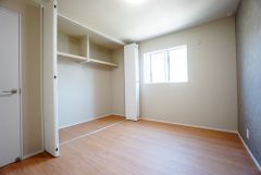 寛ぎの時間を紡ぎだす主寝室は、大型ベッドを置いても余裕の広さを確保しています。各部屋に収納が完備されているので、お荷物が増えても安心の設計です。