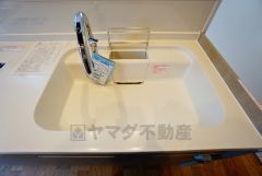 同仕様写真。広々とした凸型シンクに洗剤ポケットを標準装備。大きなお鍋など洗いやすいです。