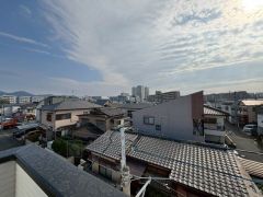 住宅地ですが隣家との高さを変えてバルコニーを設置しているので景色を楽しめるようになっています。