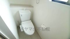 温水洗浄機付トイレです。節水機能もあるので、安心して使えますね。もちろん、1階2階の2ヶ所にトイレがあるので、忙しい朝にもゆとりができますね。