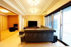 家族が集まる開放的なリビング。