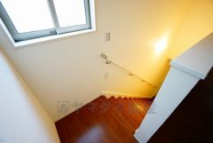 同仕様写真。お子様も高齢の方も安心して上り下りができる手摺がついた安心設計です。