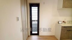 勝手口付きキッチン。においがこもりやすいキッチンの換気にも役立ちます。ごみの仮置きにもなり、便利です＾＾