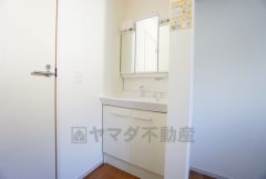 三面鏡つき洗面台。鏡裏にたっぷりとした収納スペースがあります。鏡を閉めてしまえば小物は見えないため、スッキリとした印象の洗面台にできます。