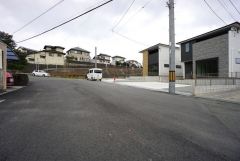 前面道路は広く、車同士がすれ違うスペースが十分にあります。落ち着いた住宅地内で快適な生活を実現してみませんか＾＾
