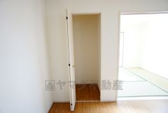 物が散らかりやすいリビングに収納スペースを確保。書類や雑貨をひとまとめにできまるため、お部屋をすっきりさせることが出来ます。