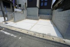 駐車スペースはゆとりある2台分を確保。マイカー用に、お客さま用に、余裕を持ってご利用いただけます。