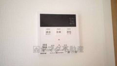 キッチン横に給湯器リモコンを設置していますので、忙しい時間帯でもスイッチ一つでお風呂の用意ができますよ＾＾