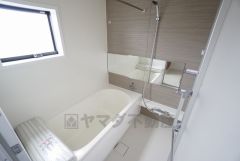 1日の疲れを癒すくつろぎのバスルーム。足を伸ばしてもゆったりと入れるサイズです。お子様と一緒にお風呂に入っても狭くないですね^^