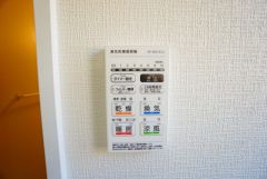 浴室暖房乾燥機付き。天候に左右されず、いつでも好きなときに洗濯物を干せるので、仕事や家事で忙しい方に重宝します。