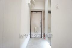 白を基調とした明るい玄関です。大容量のシューズボックスは家族全員の増えがちな靴や物をすっきり収納できます。