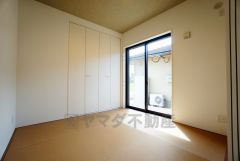 同仕様写真。居心地も良い和室は、ワークスペースとしても有効。お仕事を頑張ってちょっと疲れたら、畳に寝転がることもできますね。